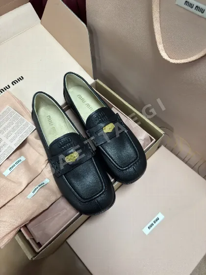 미우미우 빈티지 스타일 스퀘어 토 로퍼 93556