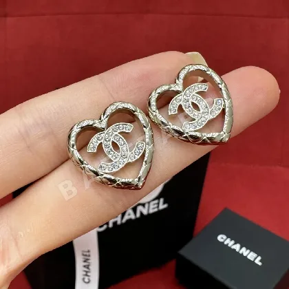 샤넬 하트 라인스톤 귀걸이 178077