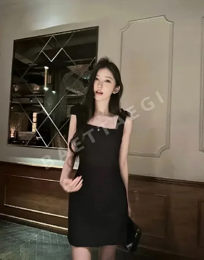 샤넬 리본 스트랩 스퀘어넥 슬림핏 원피스 103759