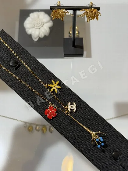 샤넬 컬러풀 에나멜 플라워 더블 C 태슬 목걸이 65721