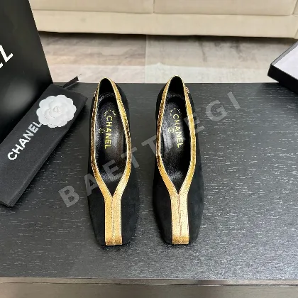 샤넬 더블 C 크로커다일 패턴 스퀘어 토 하이힐 98440