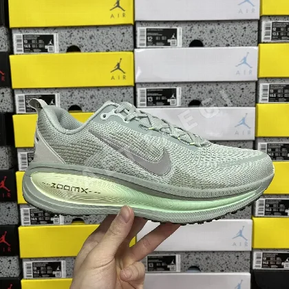 나이키 줌 보메로 18 HM6803-002 201093 Nike Zoom Vomero 18