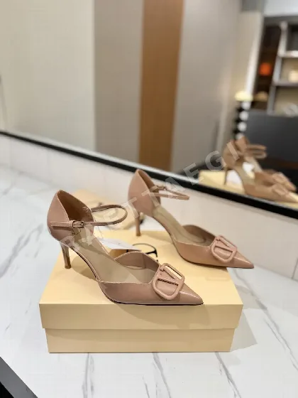 발렌티노 뾰족 앞코 하이힐 샌들 105575