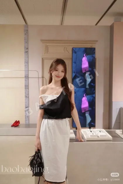 프라다 친환경 리사이클 나일론 여성 반팔 티셔츠 151786