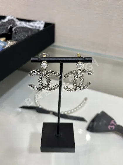 샤넬 하트 장식 더블 C 로고 귀걸이 153810