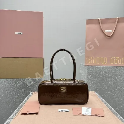 미우미우 브라운 페이턴트 레더 볼링백 68263