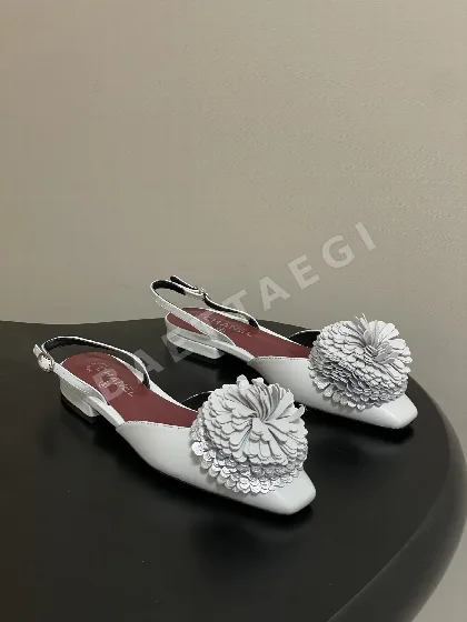 샤넬 카멜리아 장식 백스트랩 플랫 샌들 104970
