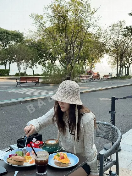 샤넬 더블 C 로고 스트로 캡 82623