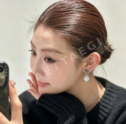 샤넬 라운드 에나멜 스터드 귀걸이 149555