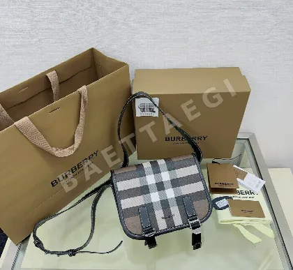 버버리 체크 캔버스 메신저백 39857