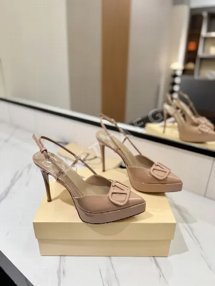 발렌티노 V 버클 메탈 장식 샌들 134628