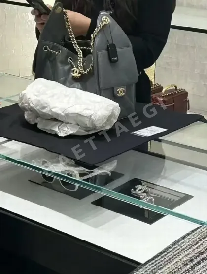 샤넬 미세 엠보 가죽 금장 버클 가방 135984