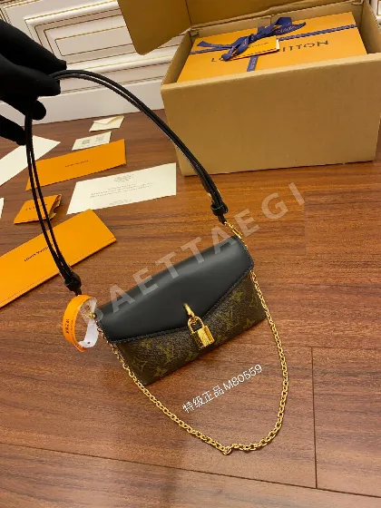 루이비통 M80559 가죽 가방