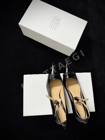 마르지엘라 에나멜 스틸레토 샌들 9169