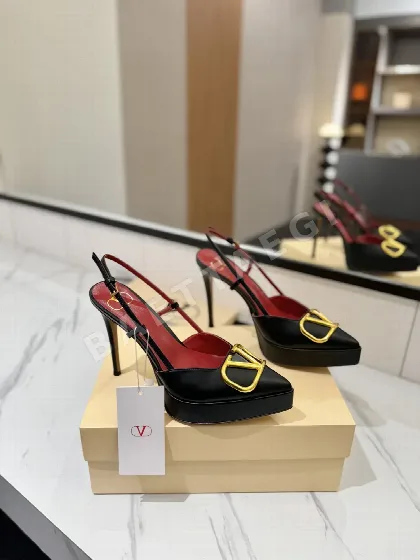 발렌티노 V 버클 뾰족코 샌들 134632