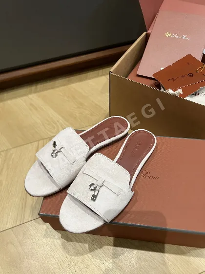 로로피아나 신발 75323