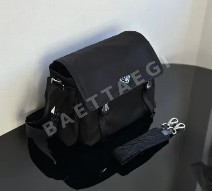 프라다 남성 더블 버클 메신저백 113144