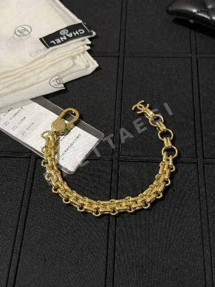 샤넬 뉴 골드 메탈 더블 C 버클 팔찌 153463