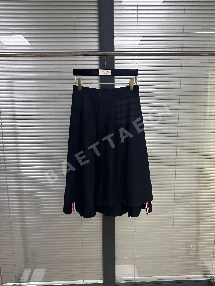 톰브라운 4바 스트라이프 플리츠 맥시 스커트 126350