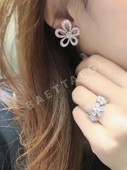 반클리프앤아펠 플라워 레이스 반지 63787