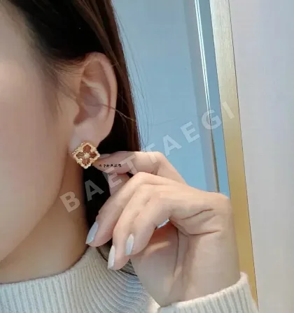 부첼라티 오페라 컬렉션 레드 에나멜 클로버 귀걸이 64282