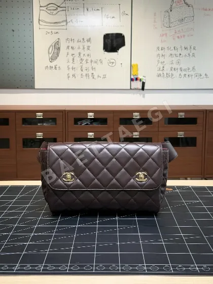 샤넬 다크브라운 허리 가방 143474