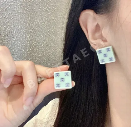 샤넬 라이트 그린 더블 C 스퀘어 스터드 귀걸이 68826