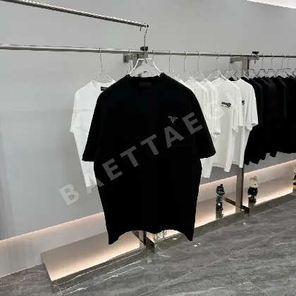 프라다 남여공용 메탈 로고 크루넥 반팔 티셔츠 71797