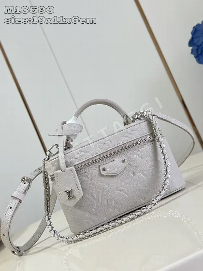 루이비통 퍼플 엠보싱 바니티 체인 파우치 M13593
