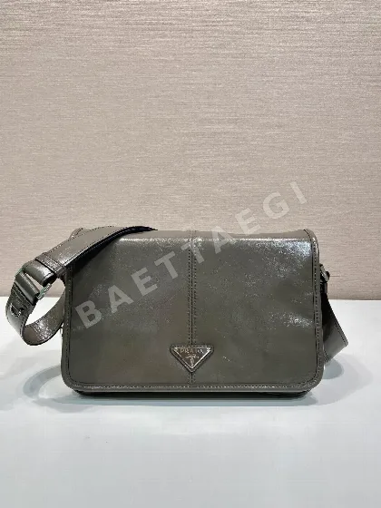프라다 오일 가공 가죽 메신저백 2VD073 67787
