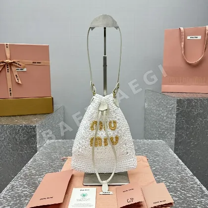 미우미우 여름 밀짚 핸드백 68240