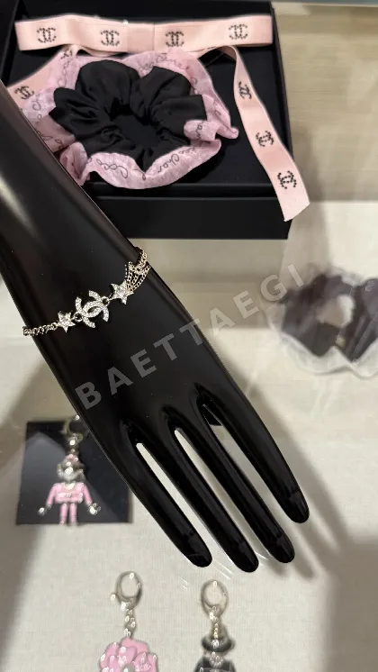샤넬 뉴라이트골드 다이아몬드 스타 더블 C 팔찌 65939