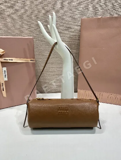 미우미우 나파 가죽 숄더 파우치 5NE851 68649