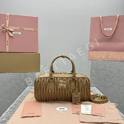 미우미우 램스킨 플리츠 보울링 가방 68301