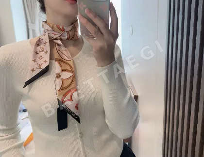 루이비통 흑백 네 잎 클로버 실크 스카프 146334