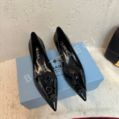 프라다 글로시 카프스킨 레이스업 로퍼 116181