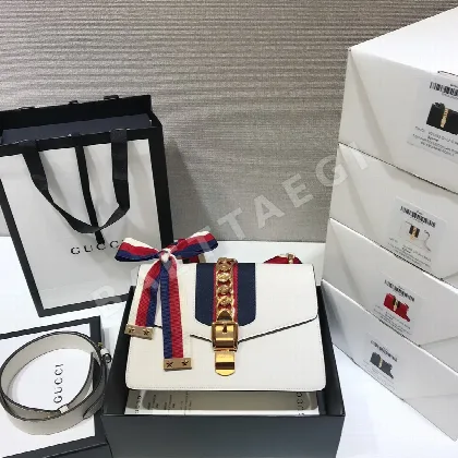 구찌 실비 가죽 핸드백 421882