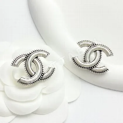 샤넬 화이트 에나멜 더블 C 로고 귀걸이 28942
