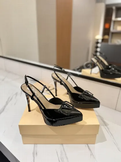 발렌티노 V 버클 메탈릭 샌들 하이힐 134631