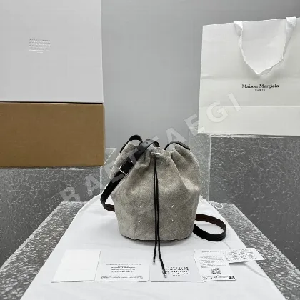 마르지엘라 프로스트 그레이 복주머니 가방 133414
