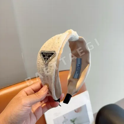 프라다 역삼각형 장식 헤어밴드 184177