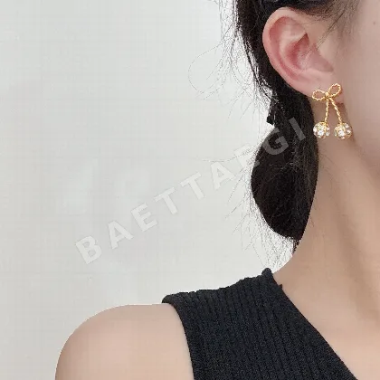 발렌티노 25 A 스터드 귀걸이 63690