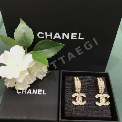 샤넬 더블 C 로고 진주 크리스탈 귀걸이 124995