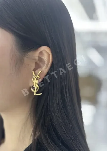 생로랑 YSL 로고 광택 귀걸이 65444