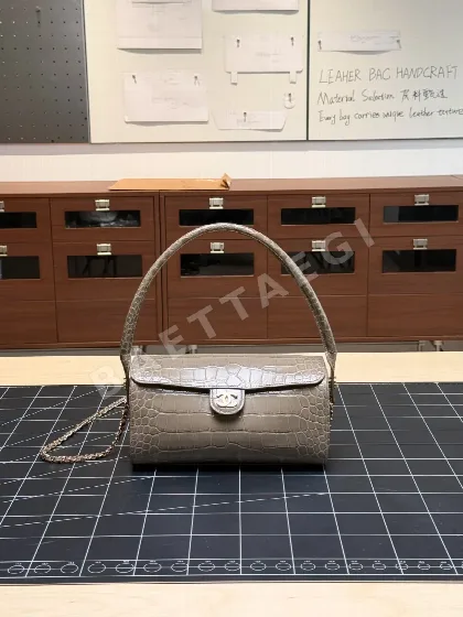 샤넬 원형 악어 가죽 핸드백 143569