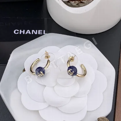 샤넬 C자형 블루 볼 귀걸이 69066