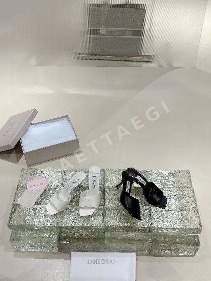 지미추 스카이 70 스퀘어 토 샌들 8122