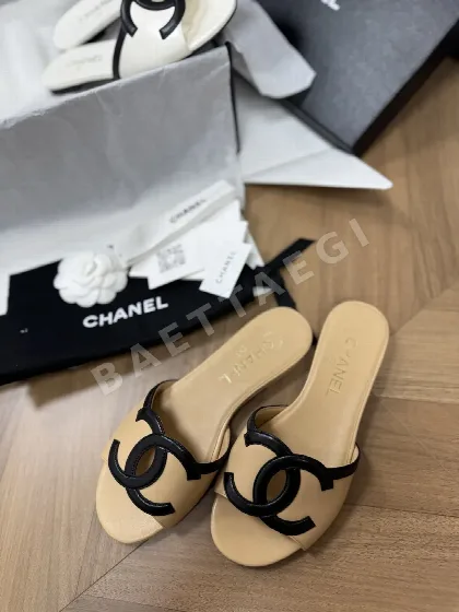 샤넬 클래식 더블 C 플랫 뮬 88910