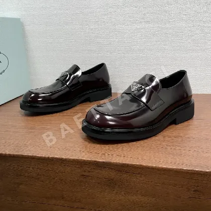 프라다 블랙 가죽 로퍼 XY131