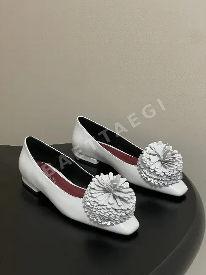 샤넬 카멜리아 백스트랩 플랫 샌들 104974